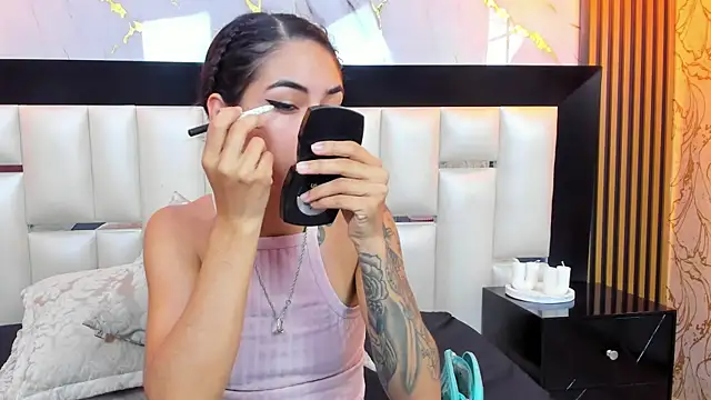 NicoleEsposito online show from January 15, 2026, 1:05 pm