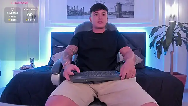 Cristopher strong online show from November 9, 2025, 10:02 am