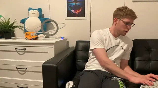 Snapshot of BlueEyedTallGuy94 chatting on December 15, 2024, 4:40 am BlueEyedTallGuy94 online show from December 15, 2024, 4:40 am