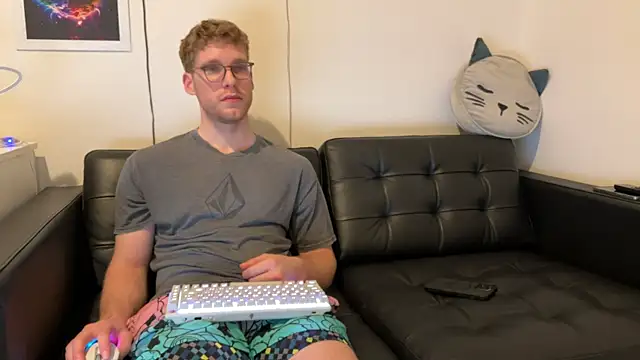 Snapshot of BlueEyedTallGuy94 chatting on December 23, 2024, 6:11 am BlueEyedTallGuy94 online show from December 23, 2024, 6:11 am