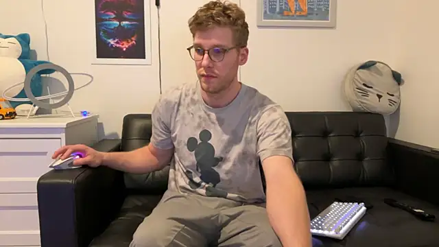 Snapshot of BlueEyedTallGuy94 chatting on December 30, 2024, 7:04 am BlueEyedTallGuy94 online show from December 30, 2024, 7:04 am