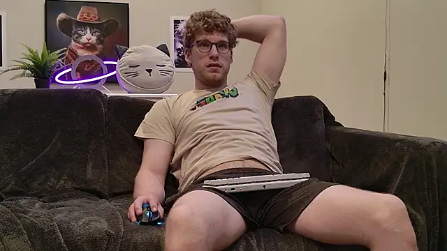 Snapshot of BlueEyedTallGuy94 chatting on November 1, 2025, 6:43 pm BlueEyedTallGuy94 online show from November 1, 2025, 6:43 pm