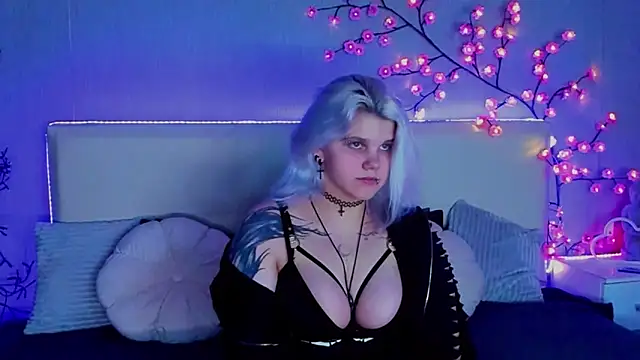 JoannLowe online show from September 19, 2025, 7:25 pm