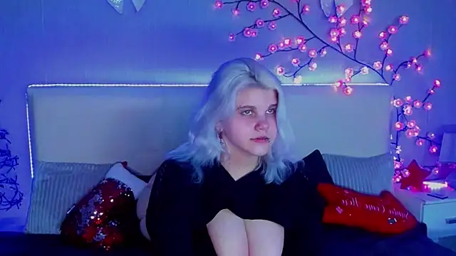 JoannLowe online show from December 22, 2025, 7:44 pm