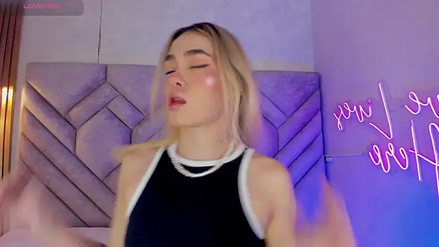 Lucy Vega online show from December 5, 2024, 11:49 am