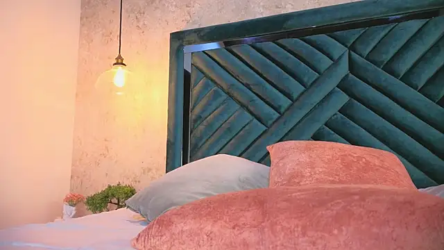 Lucy Vega online show from September 25, 2025, 5:00 am