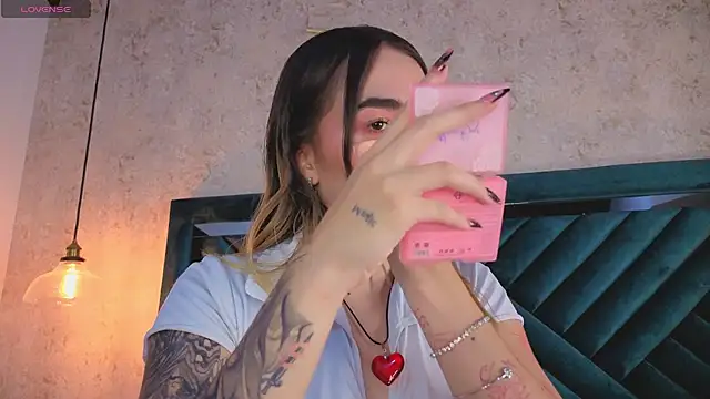 Lucy Vega online show from October 4, 2025, 4:32 am