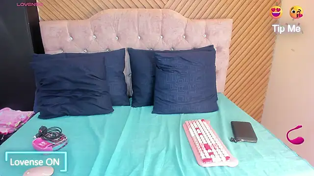 EvaaLovia1 online show from January 13, 2026, 2:22 pm