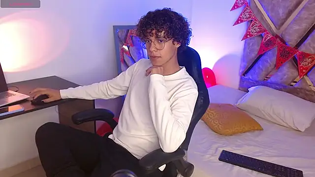 Snapshot of nickolas_moon chatting on February 17, 2025, 2:48 pm nickolas moon online show from February 17, 2025, 2:48 pm