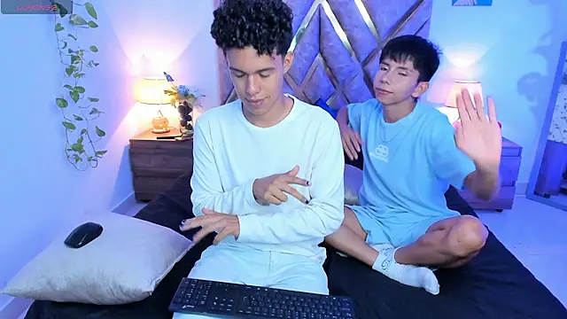 Snapshot of nickolas_moon chatting on October 3, 2025, 1:02 am nickolas moon online show from October 3, 2025, 1:02 am