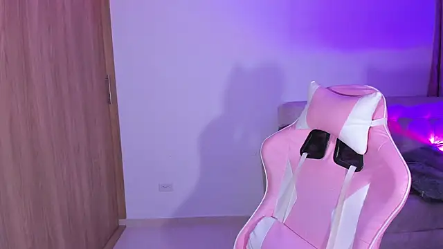 Snapshot of annika_taylor chatting on March 7, 2025, 11:38 pm annika taylor online show from March 7, 2025, 11:38 pm