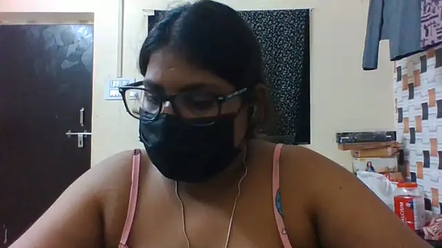 Hotmilfxox online show from June 3, 2026, 2:33 pm