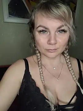 candy queeen online show from November 26, 2025, 2:56 am