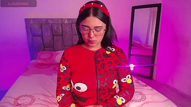 DIANEE 01 online show from November 4, 2025, 10:09 pm