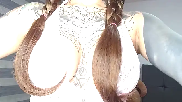 Snapshot of EmiliMontero chatting on February 22, 2026, 1:18 am EmiliMontero online show from February 22, 2026, 1:18 am