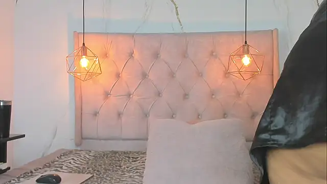 zamira 44 online show from May 22, 2026, 2:12 pm