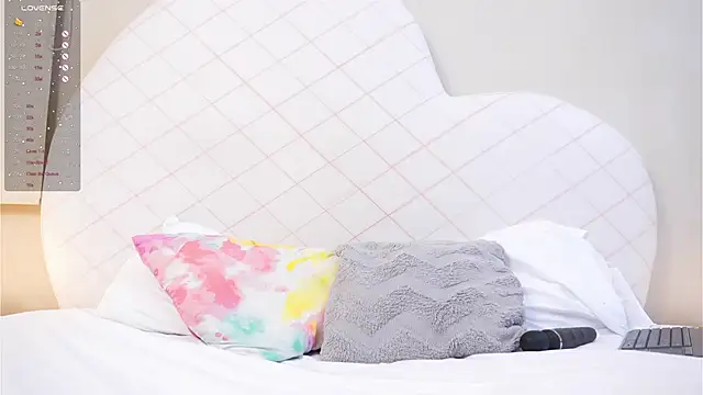 Camilaperson online show from November 6, 2025, 8:54 pm