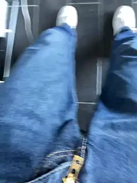 tomlolala online show from October 4, 2025, 9:40 am