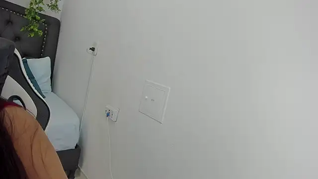 victoria18x online show from February 19, 2025, 7:16 pm