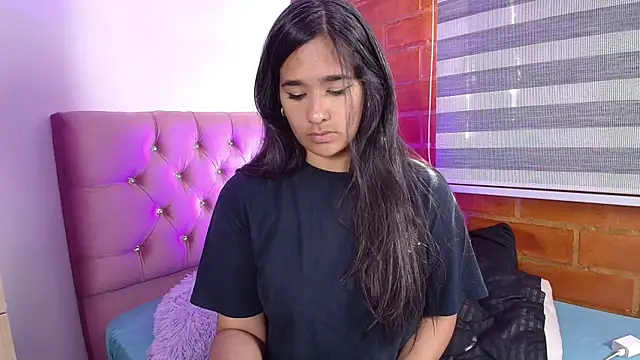 Snapshot of Maeena chatting on December 13, 2024, 3:43 pm Maeena online show from December 13, 2024, 3:43 pm