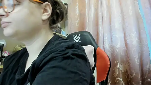 Snapshot of Seductive_She_Wolf chatting on May 5, 2026, 6:16 pm Seductive She Wolf online show from May 5, 2026, 6:16 pm