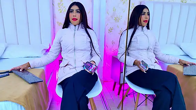 Snapshot of Mia-Monroe chatting on October 10, 2025, 7:57 pm Mia-Monroe online show from October 10, 2025, 7:57 pm