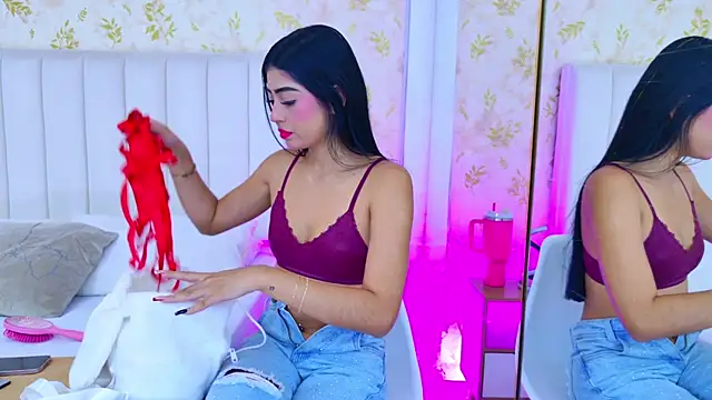 Mia-Monroe online show from November 4, 2025, 7:24 pm