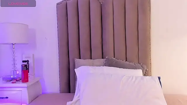 SamanthaFerrer   online show from February 6, 2025, 8:02 pm