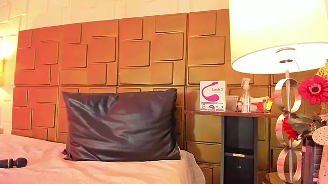 NaomyRivera online show from September 14, 2025, 4:22 am