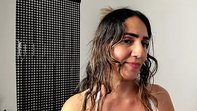 Snapshot of misshiccups chatting on February 22, 2025, 4:29 am misshiccups online show from February 22, 2025, 4:29 am