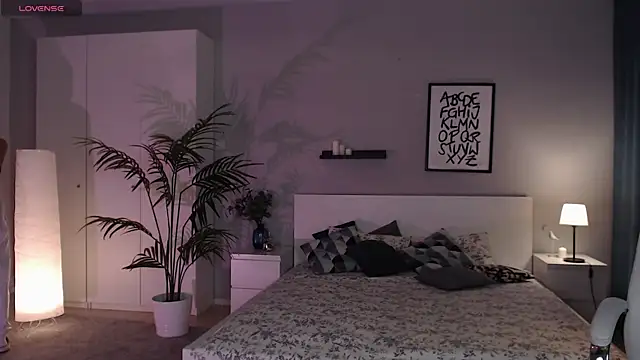 Bellla Haddid online show from October 19, 2025, 1:06 am