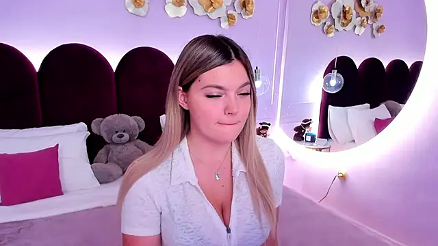 ZaraBloom online show from December 16, 2025, 3:11 am