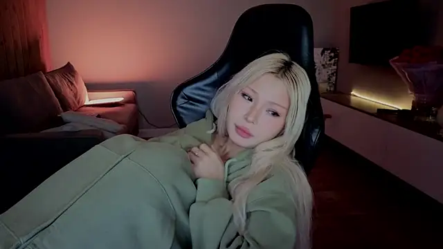 RileyMee online show from April 19, 2026, 11:42 am