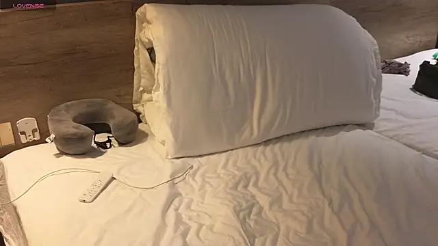 clementinena online show from March 14, 2025, 8:10 am