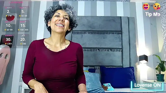 Julianewell online show from February 8, 2025, 6:33 pm