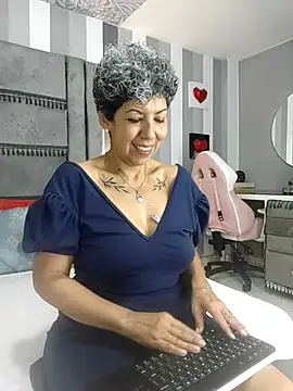 Julianewell online show from November 12, 2025, 12:05 pm