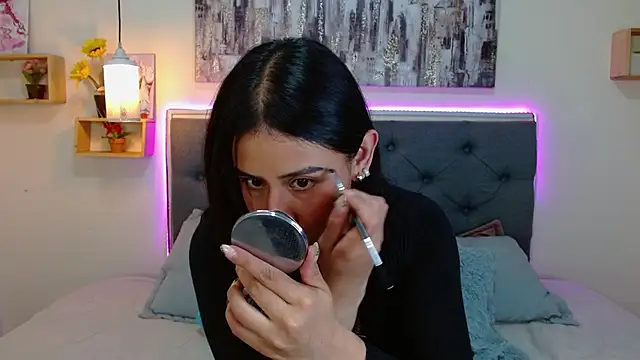 mia aira online show from September 19, 2025, 2:40 pm