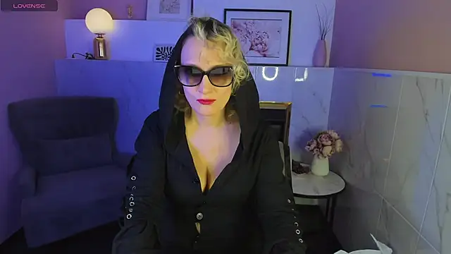 Queen Anna  online show from January 23, 2025, 1:45 pm