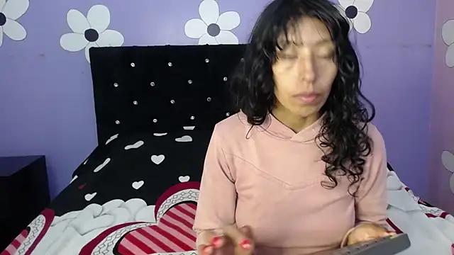 karolinee 66  online show from February 27, 2026, 4:23 am