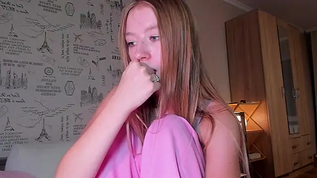 minidivaa  online show from October 25, 2025, 8:58 pm