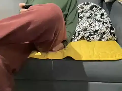 4small4inchlol online show from February 13, 2025, 10:00 pm