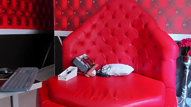 Snapshot of SARAFOXX_ chatting on March 8, 2025, 5:43 pm SARAFOXX online show from March 8, 2025, 5:43 pm