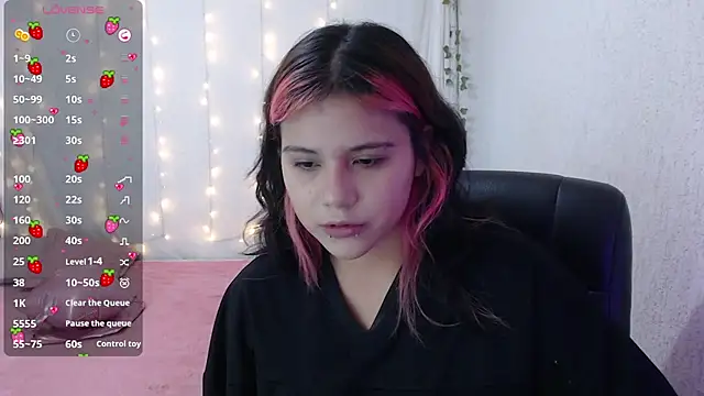 Snapshot of mixie_cute chatting on January 19, 2025, 6:32 pm mixie cute online show from January 19, 2025, 6:32 pm