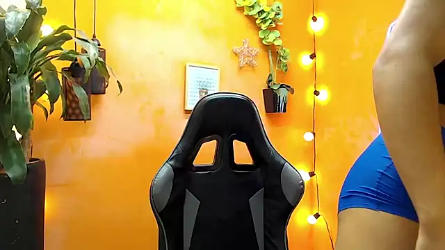 Snapshot of aslyhernandez_7 chatting on January 27, 2025, 11:22 am aslyhernandez 7 online show from January 27, 2025, 11:22 am