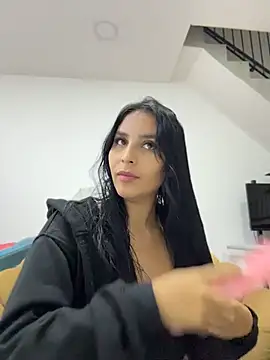  miaquevedo  online show from April 13, 2026, 12:21 pm