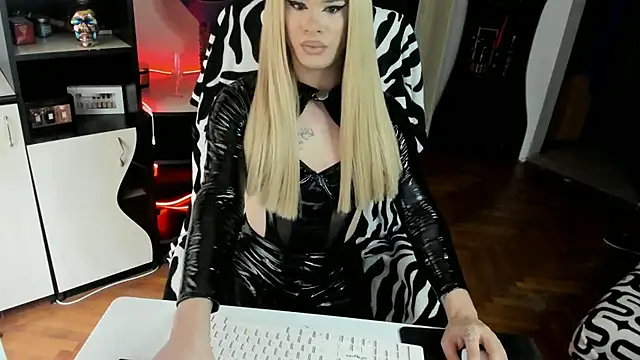 EvelynLexy online show from November 28, 2025, 8:39 am