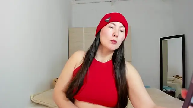 Elle Lee  online show from September 10, 2025, 1:55 pm