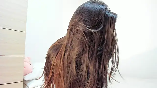 Elle Lee  online show from November 18, 2025, 8:13 pm