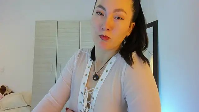 Elle Lee  online show from February 4, 2026, 3:40 pm