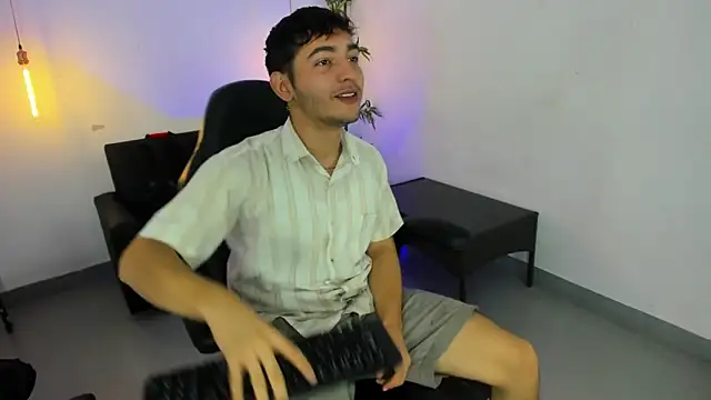 Snapshot of DiegoRogue_ chatting on December 9, 2024, 12:30 pm DiegoRogue online show from December 9, 2024, 12:30 pm